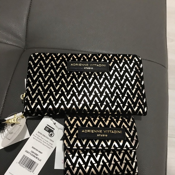 Adrienne Vittadini Handbags - Adrienne Vitatadin HFID Protection black and gold